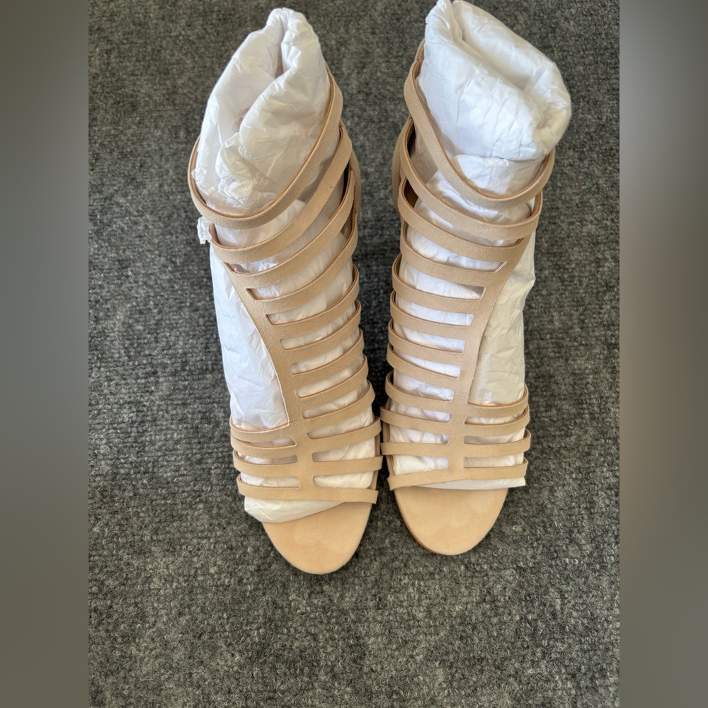 VINCE CAMUTO STRAPPY HEELS VC-Petronia Style Moonstone Sz 8.5